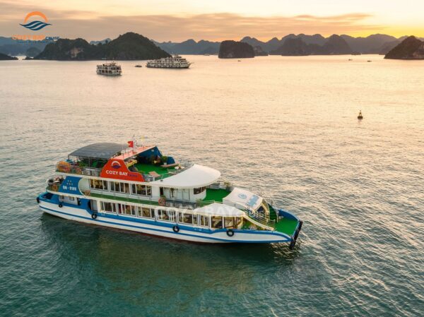 Cozy bay cruise at Halong bay